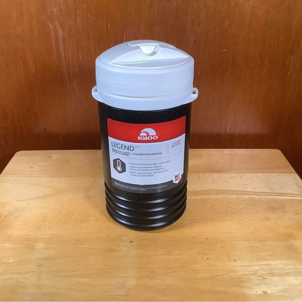 New Igloo legend 1 qt beverage cooler